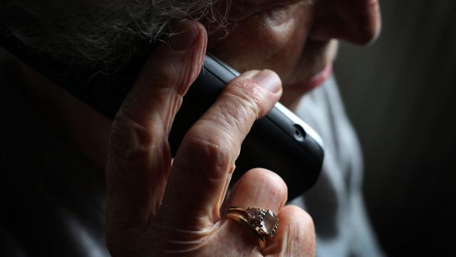 Fünfstelliger Betrag: Schockanruf: Seniorin verliert Gold und Schmuck an Betrüger