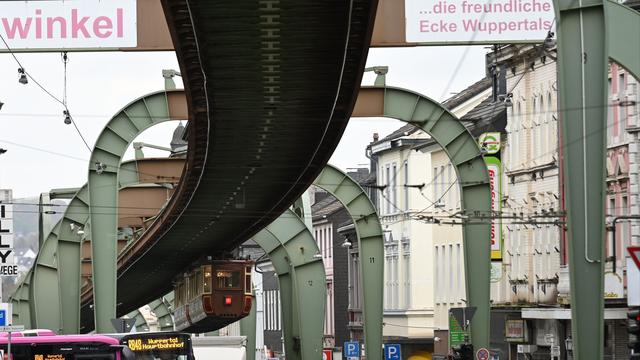 Wuppertal: Schwebebahn beworfen – Scheibe zerbricht
