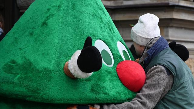 Hausfriedensbruch: Weihnachtsbaum vor Kita: Urteil gegen Gärtner rechtskräftig