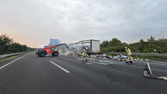 Keine Verletzten: Auflieger mit alkoholfreiem Bier brennt völlig aus