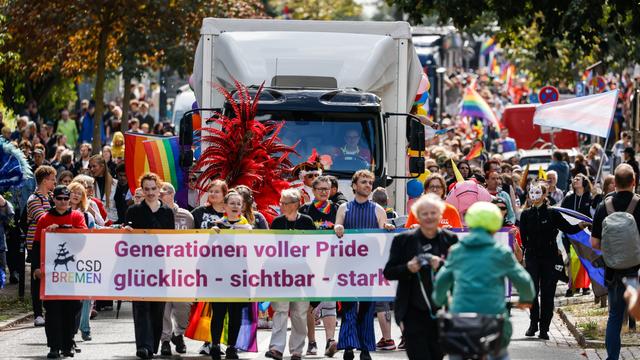 Aufzug durch die Innenstadt: CSD in Bremen – 30.000 Menschen und viel Polizei