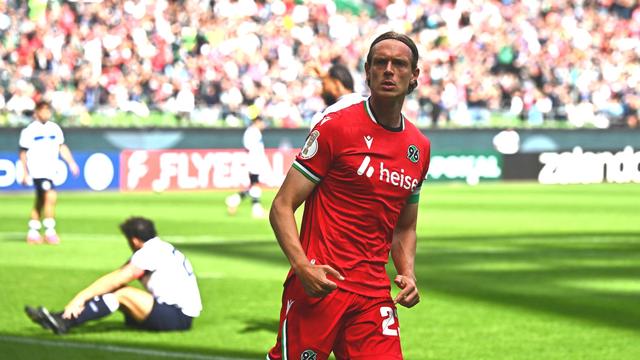 Fußball: Hannover 96 zieht souverän in die zweite Pokalrunde ein