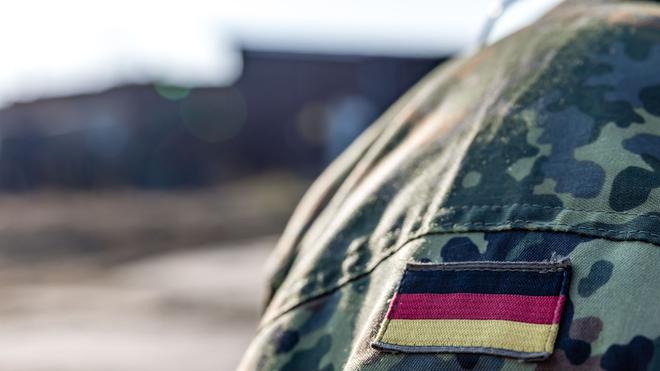 Verdächtiges Verhalten: Der junge Mann trug Uniform und Hoheitsabzeichen, war aber gar kein Soldat. (Symbolbild)