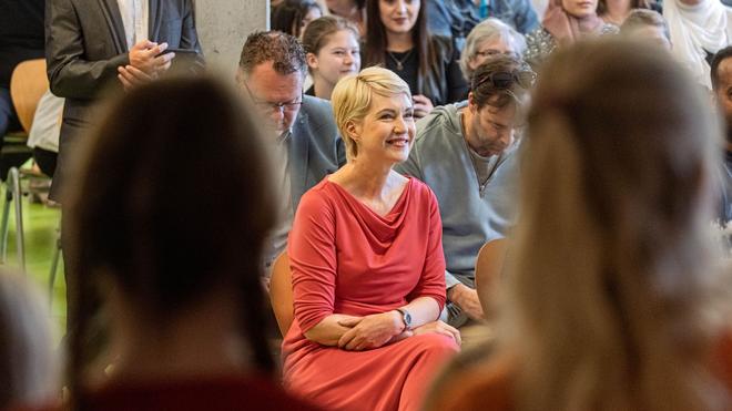  Mecklenburg-Vorpommerns Ministerpräsidentin Manuela Schwesig (SPD) nimmt an einer Einschulungsfeier der Grundschule Lankow teil.