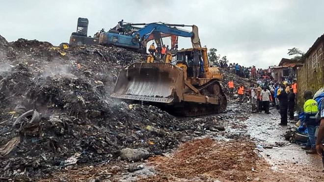  Der Müllberg geriet nach schwerem Regen ins Rutschen und verschüttete mehrere Häuser in einem Vorort der Hauptstadt Conakry.