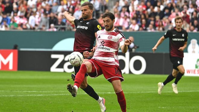 DFB-Pokal: Freiburgs Lucas Höler (l) wartet auf die Geburt seines zweiten Kindes.