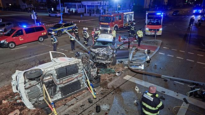 Vorfahrt missachtet: Ein Unfall im Westen Heidenheims hinterlässt ein großes Trümmerfeld. Mehrere Menschen werden verletzt.