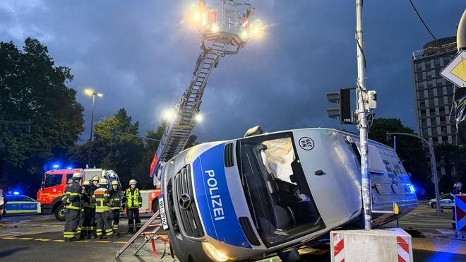 Polizei: Ein Gefangenentransporter der Polizei ist nach einem Unfall in Hamburg seitlich gegen eine Ampelanlage gekippt.