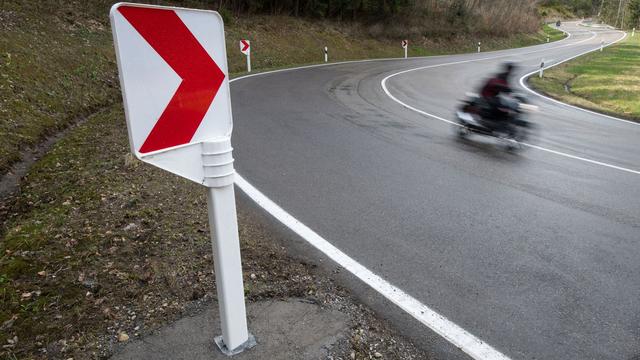 «Wheelie»: Motorradfahrer stürzt bei Stuntversuch