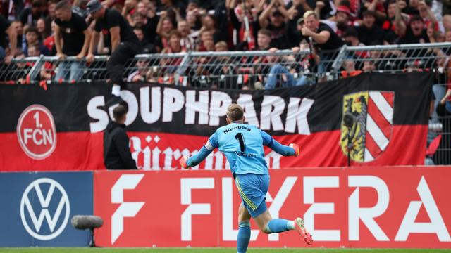 DFB-Pokal: Nürnberger Nervenspiel: Reichert rettet Zittersieg