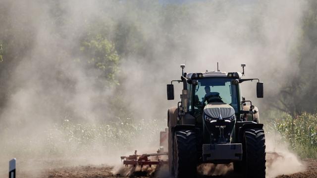 Unfallflucht: Traktor weicht Auto aus und kippt um