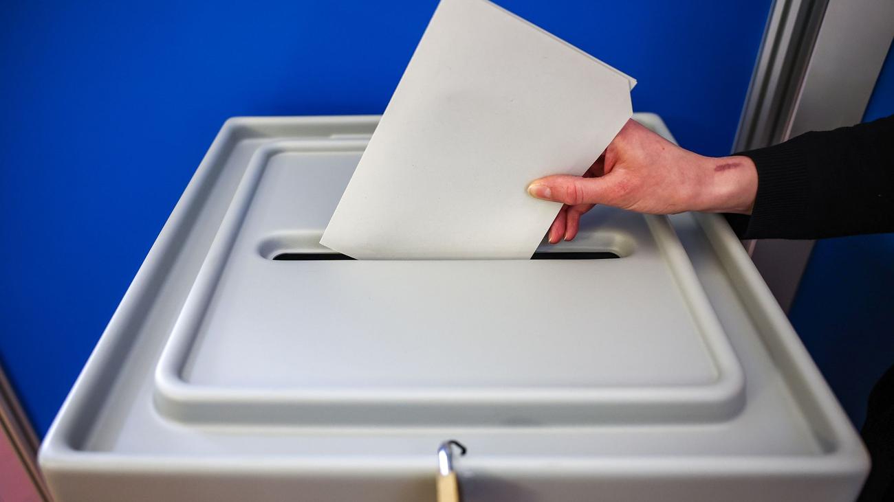 Landtagswahl: Erstes Briefwahlbüro öffnet - Ansturm und Diskussion