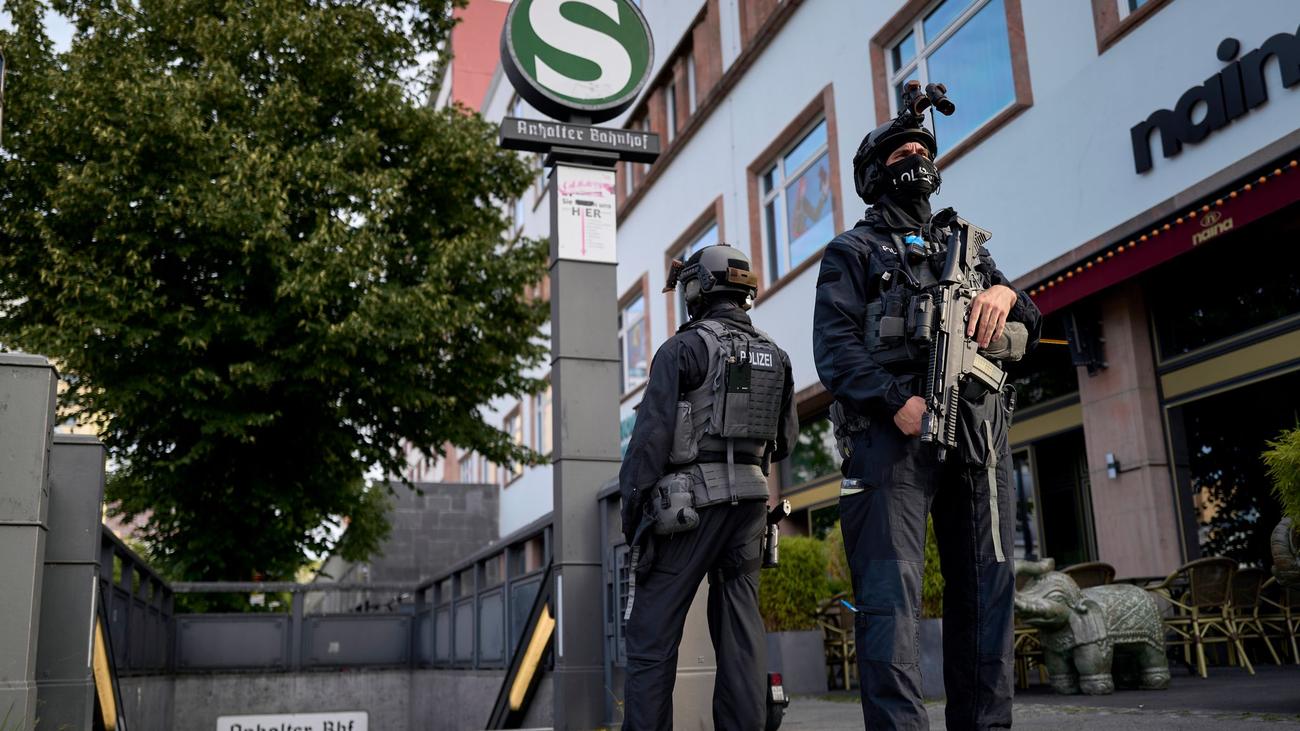 Polizei Berlin: Fehlerhafte Polizei-Schutzwesten: Vorwürfe gegen Hersteller