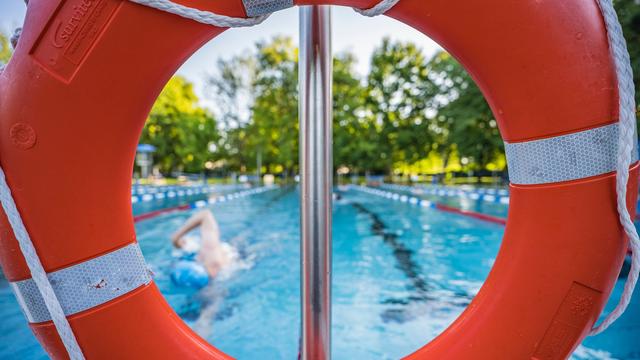 Freizeit: Heißer Sommer: Massenandrang und braune Wiesen in Freibädern