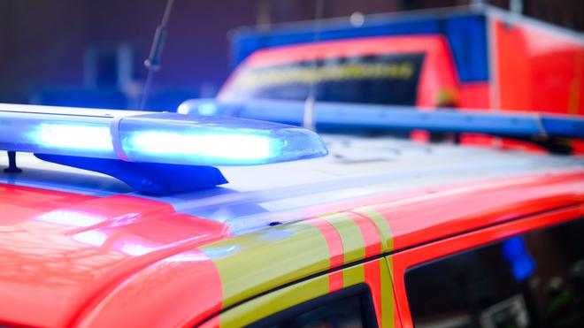 Unfall im Landkreis Eichstätt: Einsatzkräfte sicherten die Unfallstelle über mehrere Stunden hinweg. (Symbolbild)
