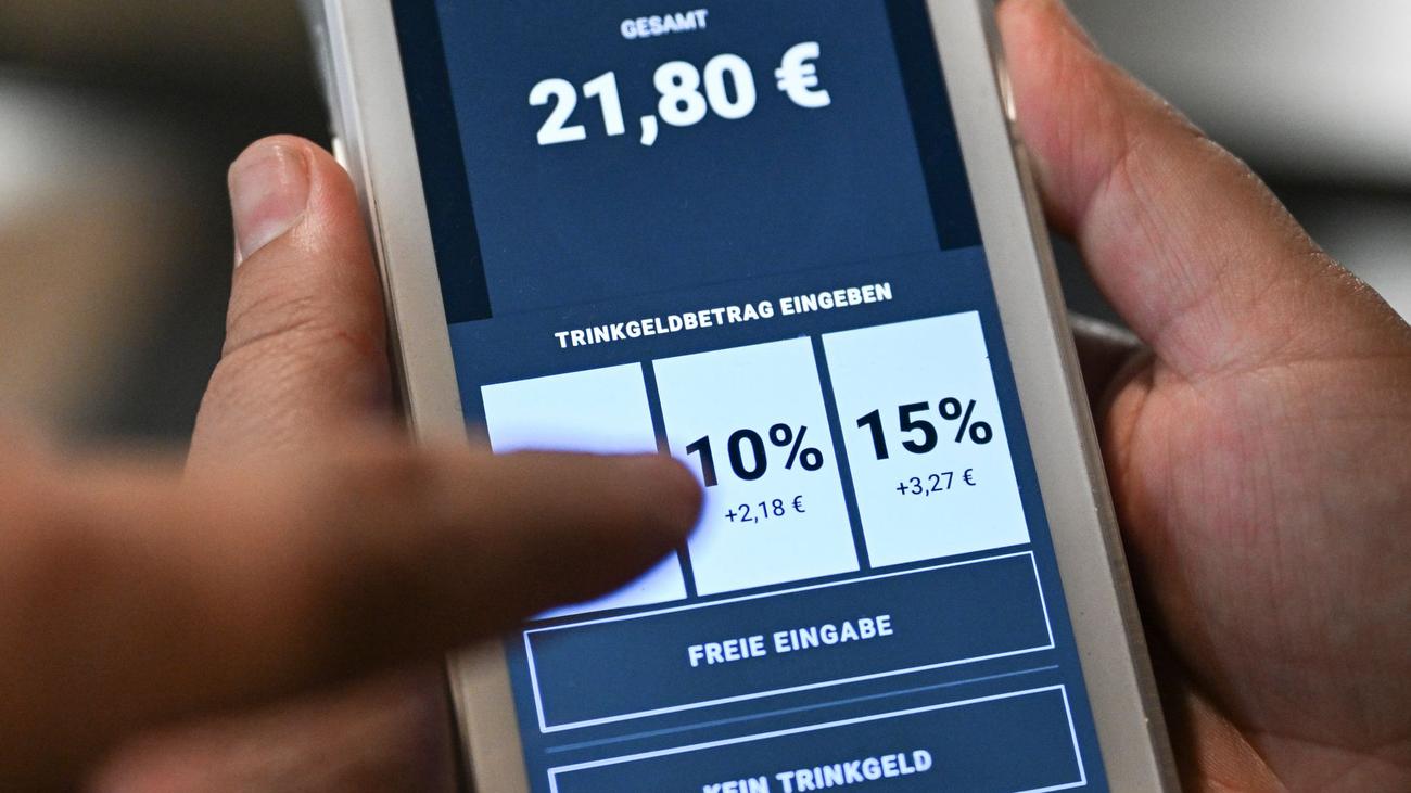 Card Payment Tip Pressure: Consumer Advocates Warn Against "Dark Patterns" on Card Readers