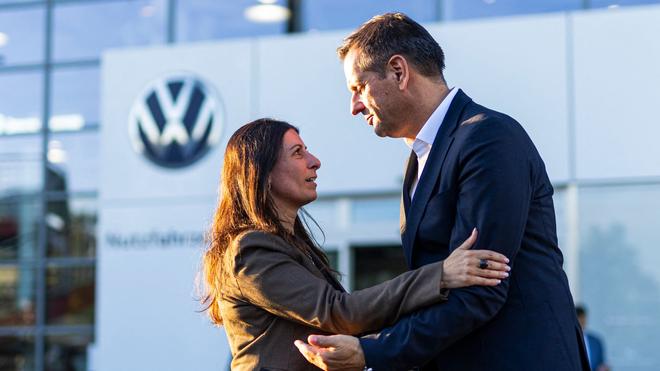  Daniela Cavallo, Gesamt- und Konzernbetriebsratsvorsitzende bei Volkswagen, und Niedersachsens Ministerpräsident Olaf Lies (SPD) verabschieden sich voneinander auf dem Werksgelände von Volkswagen Nutzfahrzeuge in Hannover.