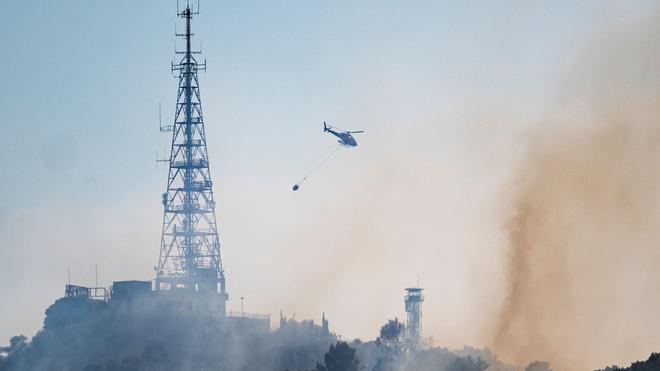 Erste Häuserzeilen geräumt: Ein Löschhubschrauber bekämpfte vor eineinhalb Wochen einen Waldbrand ebenfalls in der Serra de Collserola am nördlichen Stadtrand von Barcelona. Dort brennt es jetzt erneut. (Archivbild)