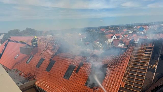 Großeinsatz der Feuerwehr: Dachstuhl von Schule fängt Feuer - Kloster evakuiert
