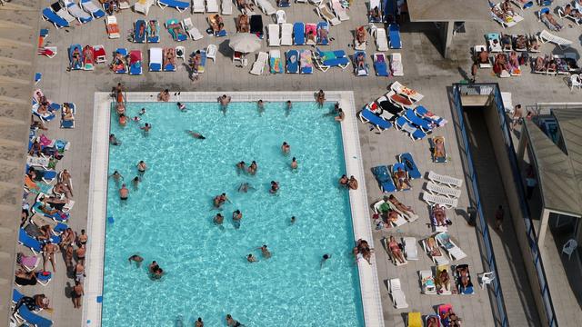 Schweinerei fürs Internet: Ekel in Spanien: Großes Geschäft im Freibad