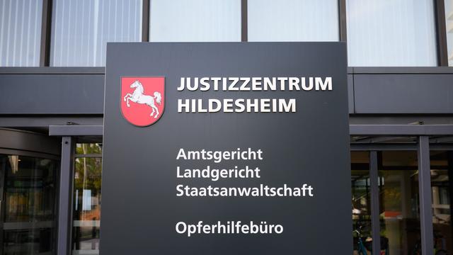 Prozessbeginn in Hildesheim: Falsche Polizisten sollen 205.000 Euro erbeutet haben