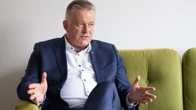 Wasserstraße: Regierungschef Schnieder fordert Tempo bei Rhein-Vertiefung