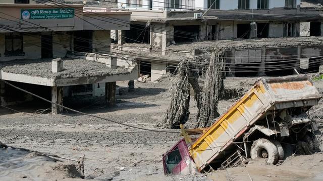 Zerstörung durch Sturzflut: Tote nach Sturzflut an Grenze zwischen China und Nepal