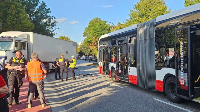 Verkehrsunfall: Zwei Verletzte bei Unfall mit Linienbus in Altona