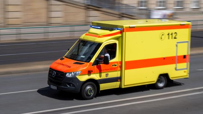 Arbeitsunfall: Rettungskräfte brachten den lebensgefährlich Verletzten am Abend in eine Klinik. (Symbolbild)