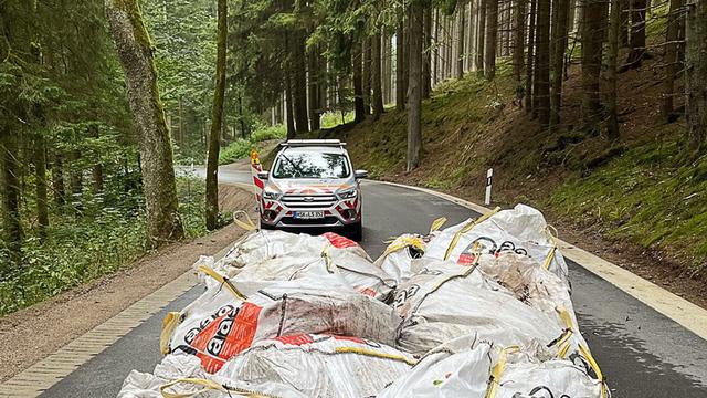 Müll abgeladen: Säcke im Wald abgeladen – mutmaßlich mit Asbest gefüllt