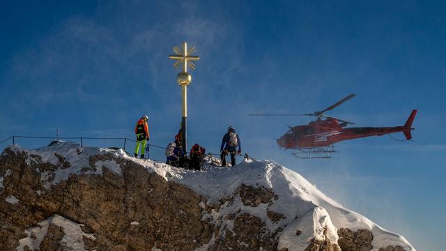Nach Restaurierung: Wieder Sticker am Kreuz der Zugspitze: Klebesünder gesucht