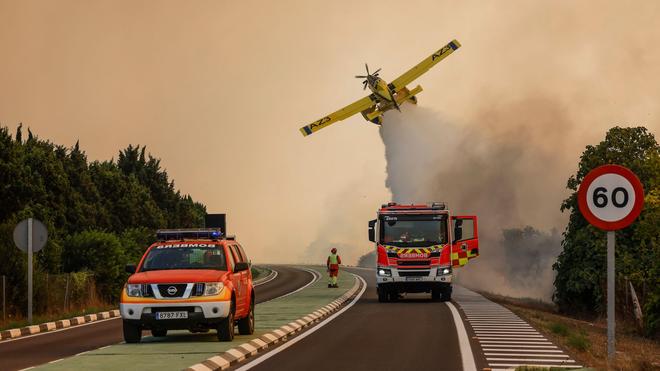 Fotografie: Ein Flugzeug und Löschfahrzeuge bei den Löscharbeiten eines Waldbrands in Gola de Pujol, El Saler, in der autonomen Gemeinschaft Valencia.