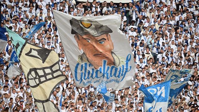 Fußball-Bundesliga: Euphorie und Promi-Power: Der «Mythos Schalke» ist zurück