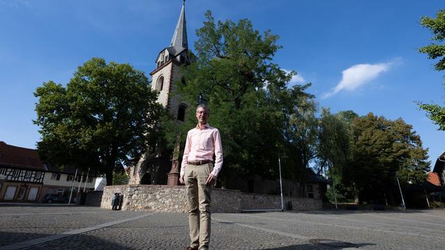 Kirche: Ex-Pfarrer Jung: Liebe statt Zölibat - was sagt die Kirche?