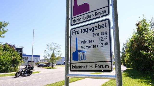 Kriminalpolizei ermittelt: Freitagsgebet-Schild wieder beschmiert: Verdächtiger gefasst