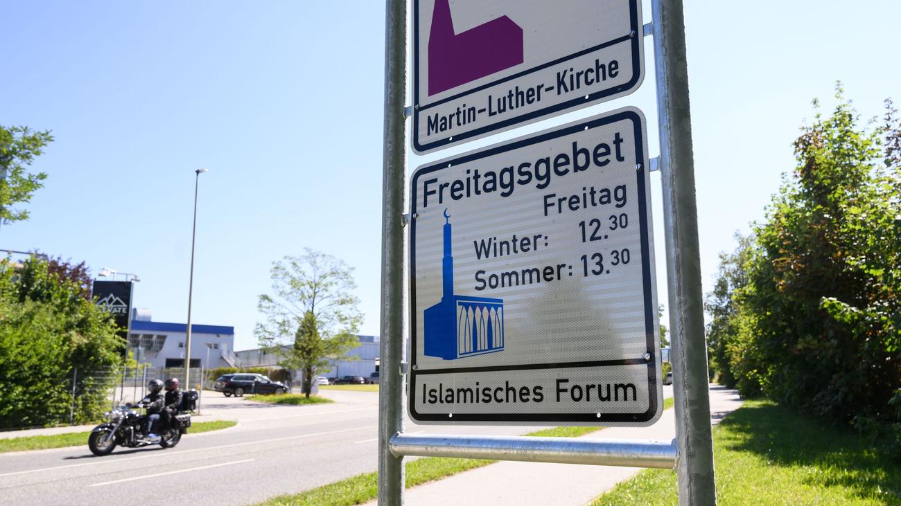 Kriminalpolizei ermittelt: Freitagsgebet-Schild wieder beschmiert: Verdächtiger gefasst