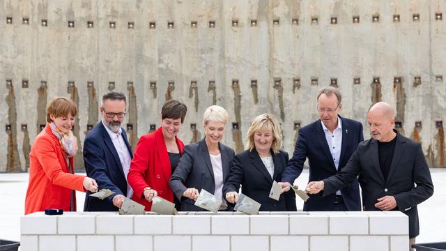 Neubau: Grundstein für neues Volkstheater in Rostock gelegt