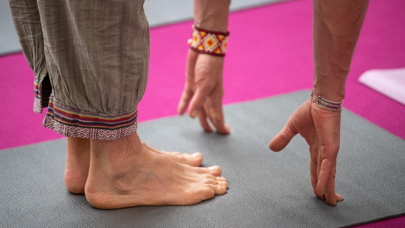 Entspannung auf der Reeperbahn: Kostenloses Yoga - Spielbudenplatz wird zum Mattenmeer
