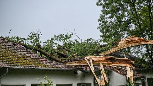Unwetter: Sturmböen decken Dächer ab – Stadtteil von Singen abgesperrt