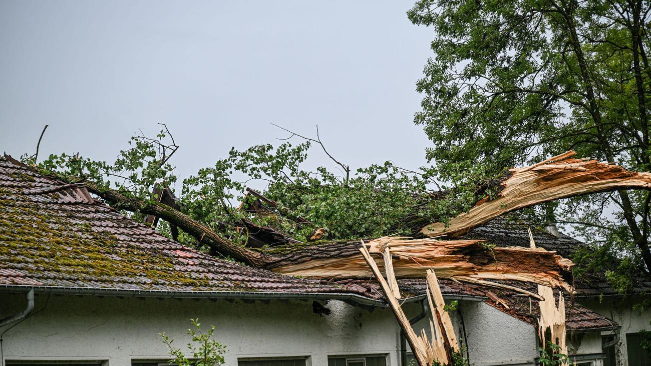 Unwetter: Sturmböen decken Dächer ab – Stadtteil von Singen abgesperrt