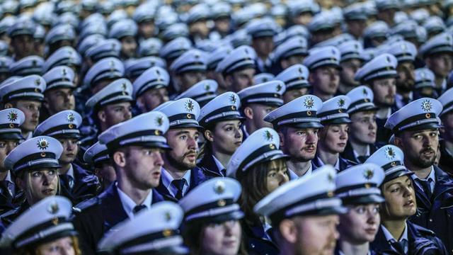 Land NRW: Tattoo mit Patronen - Polizei darf Bewerber ablehnen