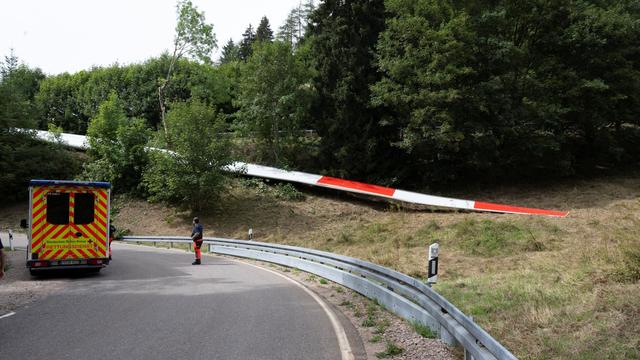 Unfälle: Windrad-Rotorblatt stürzt auf Transportfahrzeuge