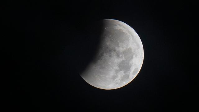 Morgendliche Mondfinsternis: Wolken nehmen Sicht auf partielle Mondfinsternis