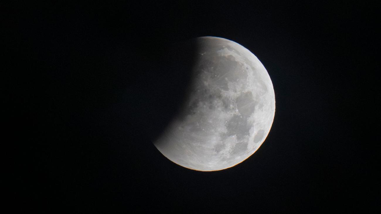 Morgendliche Mondfinsternis: Wolken nehmen Sicht auf partielle Mondfinsternis