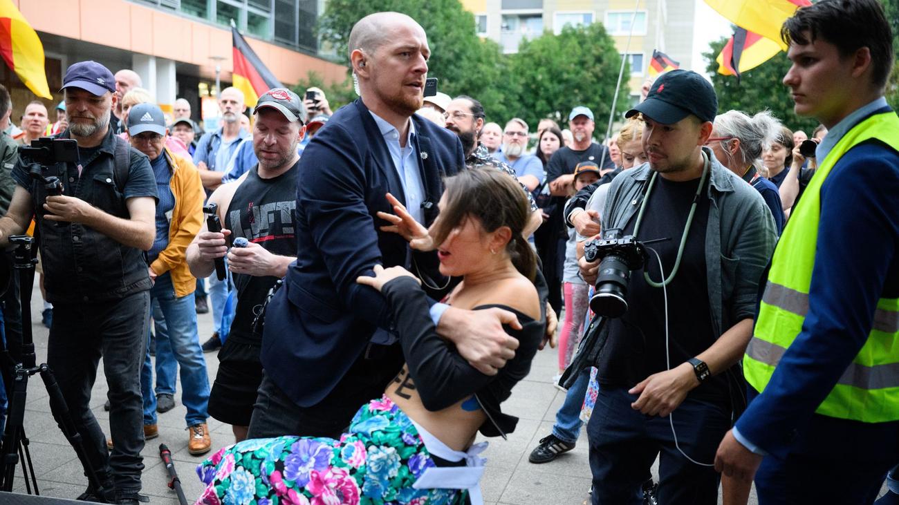 Wahlkampf: Zwischenfall bei AfD-Kundgebung in Berlin - Frauenprotest