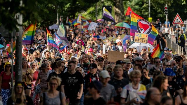 CSD: Christopher Street Day - Bunter Zug trotzt rechter Gegendemo