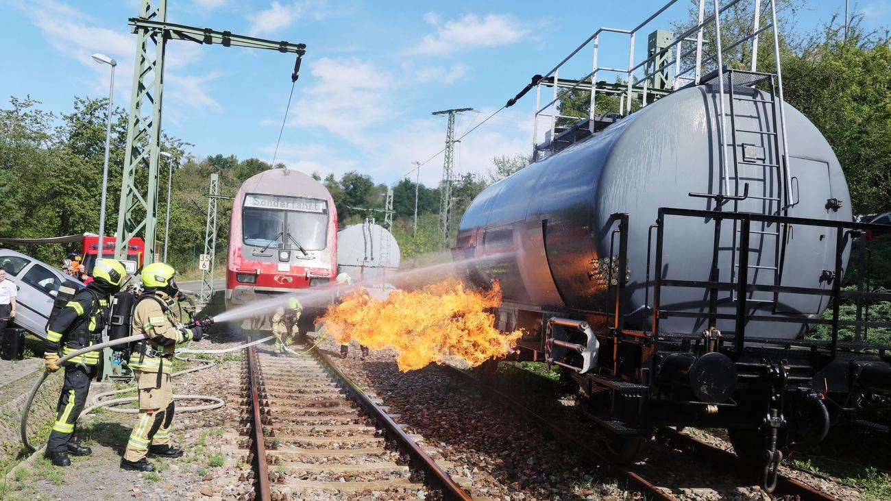 Tag der offenen Tür: Feuerwehrschule zeigt Übungen und Technik in Bad Köstritz