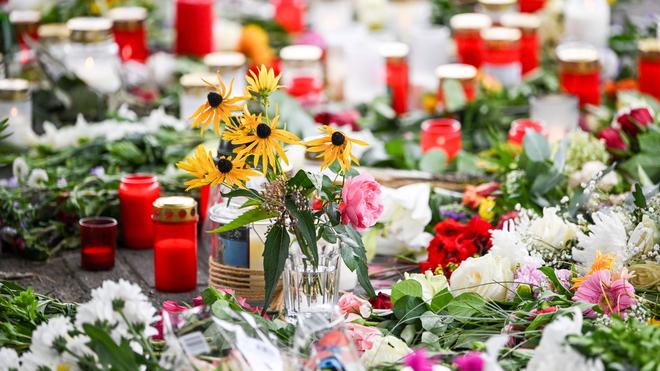  Nach der gewaltsamen Tat mit zwei Toten an einer Schule in Gosen-Neu Zittau in Brandenburg ist eine Andacht geplant.