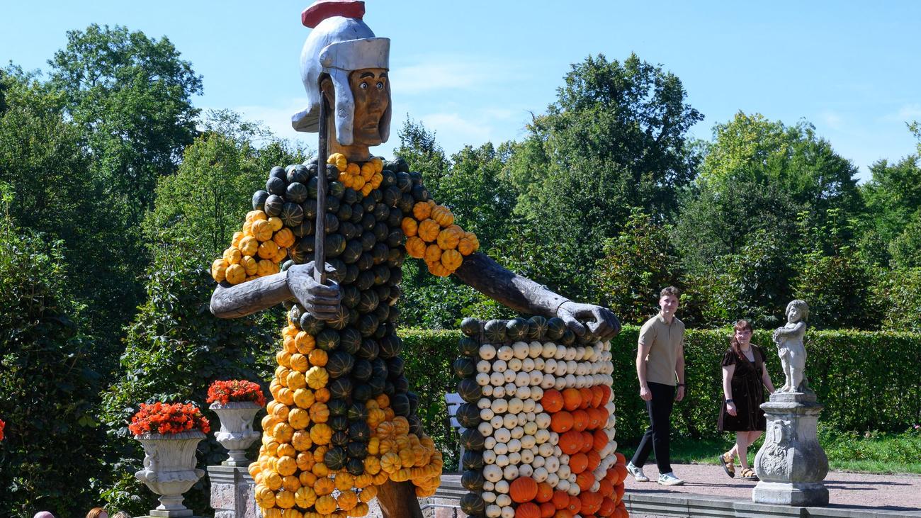 Schlosspark Lichtenwalde: Kürbisfestival: Asterix, Obelix und die Römer aus Kürbissen