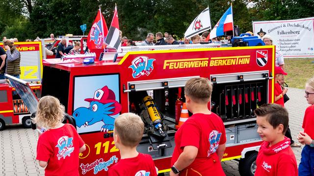 17 kleine Exemplare: Mini-Feuerwehrautos locken Besucher nach Berkenthin